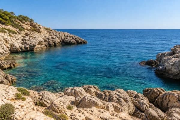 Entorno costero con rocas, agua transparente y horizonte azul